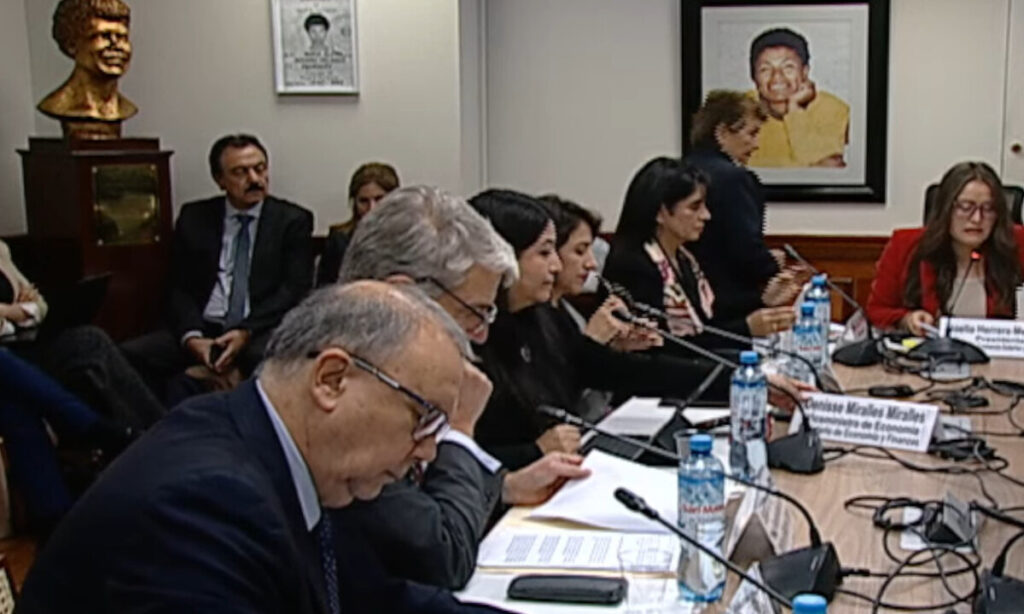 The Peruvian Foreign Trade and Tourism Commission holds a meeting in the parliament building on May 12, 2025.